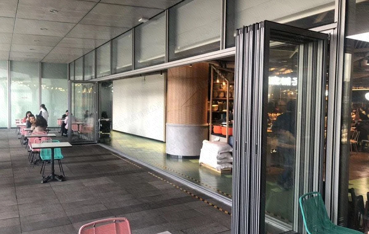 昆明恒隆广场铝合金玻璃折叠门工程